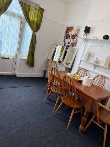 2 Bed Flat, Eastern Avenue, IG2 - Photo 3