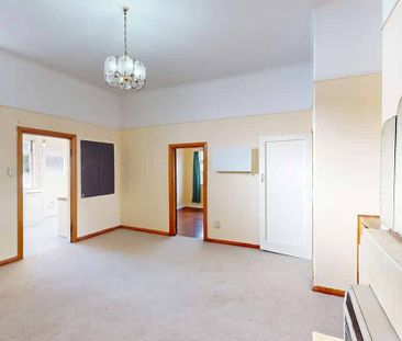 Sunny 5-Bedroom Home in the Heart of Newtown – Space, Comfort & Loc... - Photo 1