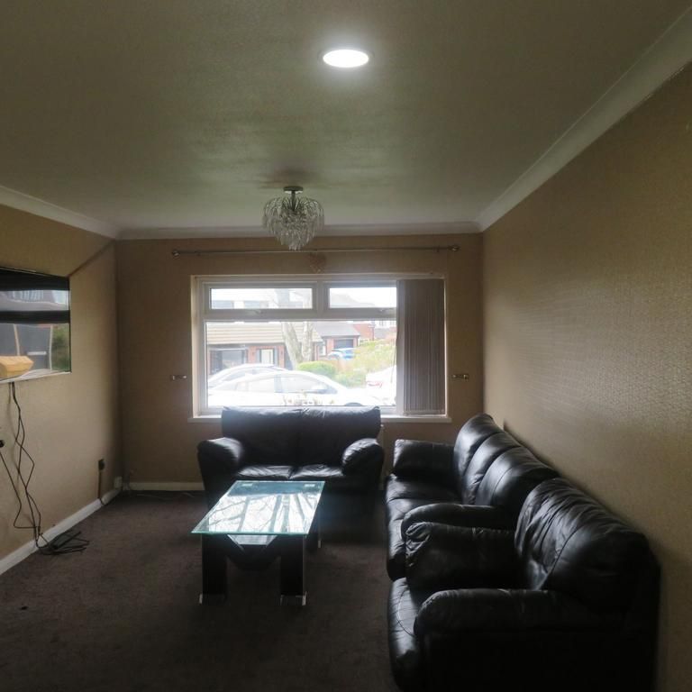 4 bedroom semi-detached house to rent - Photo 1