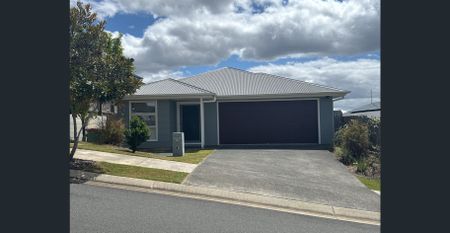 Comfortable 4 Bedroom Home & Multiple Living Areas - Photo 5