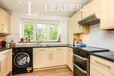 3 bedroom flat to rent Southend Road, Beckenham, BR3 - Photo 4