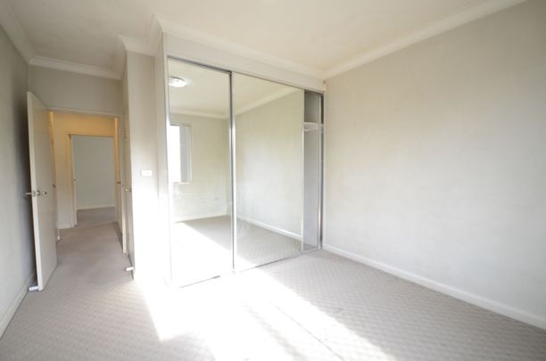 2 Bedroom Apartment in Handy Location&excl; - Photo 1