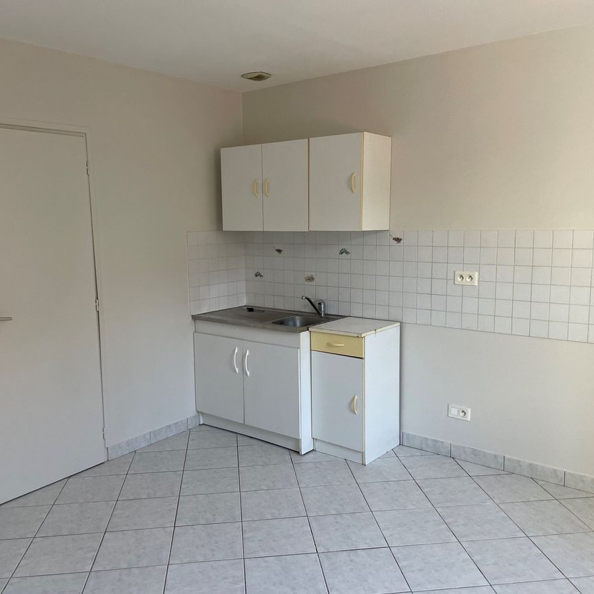 T1 Bis au rez-de-chaussée comprenant: pièce de vie avec cois cuisine, salle d'eau, WC, chambre. cave - Photo 1
