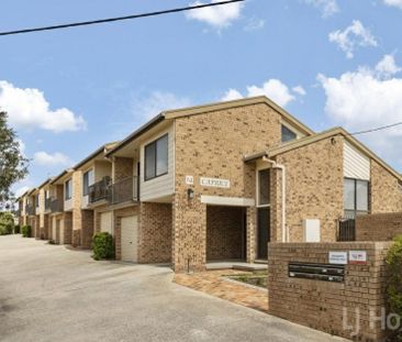 Split level Two Bedroom Townhouse - Photo 2