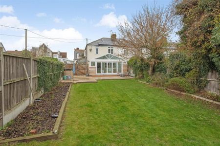 3 bedroom semi-detached house to rent - Photo 3