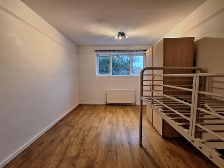 Cunningham Avenue, Enfield EN3, London - Photo 2