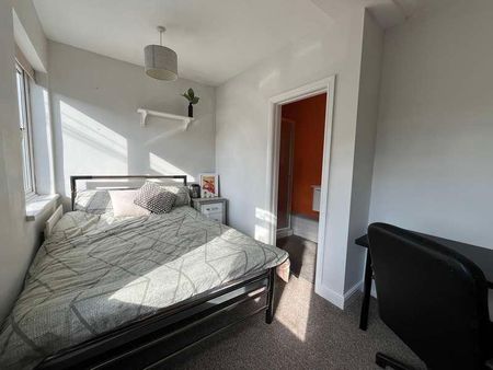Bed En-suite Student Property / Available Now, LN5 - Photo 4