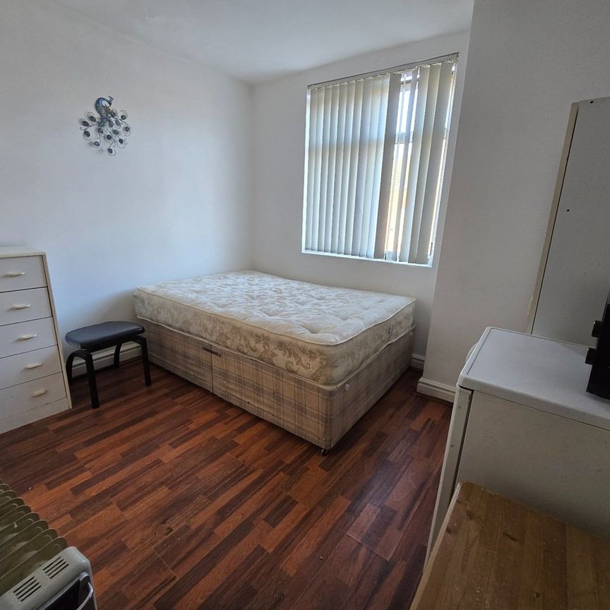 Studio Flat, Sheil Road, L6 - Photo 1