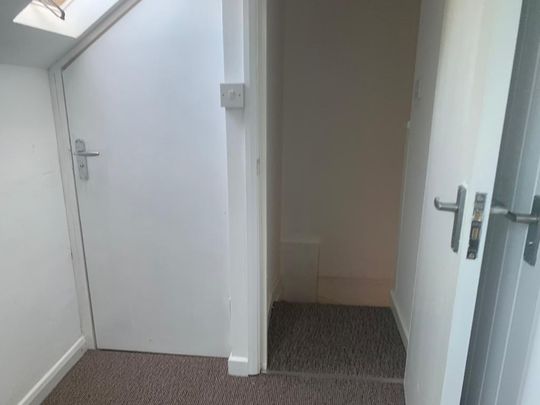 Loft converted small size studio flat ideal for single person £850 pcm - Photo 1