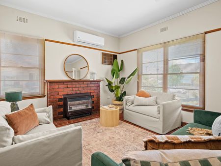 CUTE, COSY AND CENTRAL - Photo 3