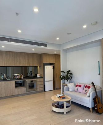 Fully Furnished 2-Bed, 2-Bath Apartment with Parking in Bondi Junction - Photo 1