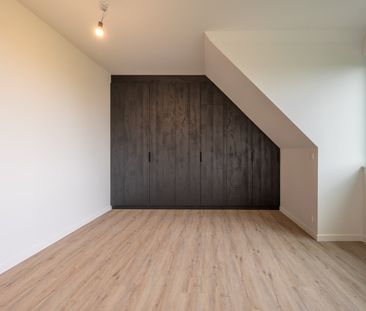 Prachtig afgewerkte woning, zeer rustig gelegen nabij het centrum - Photo 2
