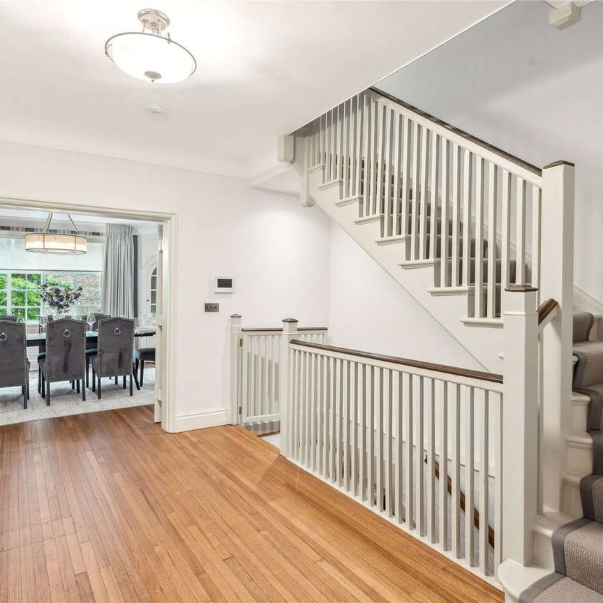 Exceptional 6 bedroom family home, with patio garden and roof terrace, refurbished to an exceptional standard throughout and beautifully furnished, located in the the heart of Westminster. - Photo 1