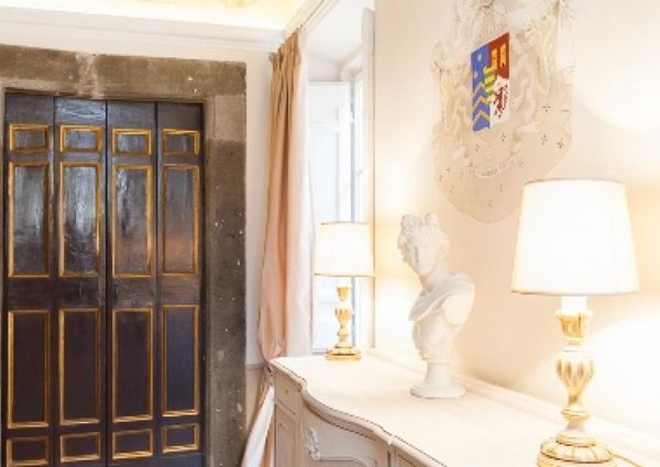 Center-Historic Jewish Quarter: Elegant apartment situated in beautiful Palazzo Nobiliare. Entrance, spacious living with original wood frescoed ceilings, large modern dining and kitchen, 4 bedrooms, 4 Baths, small terrace. #1527