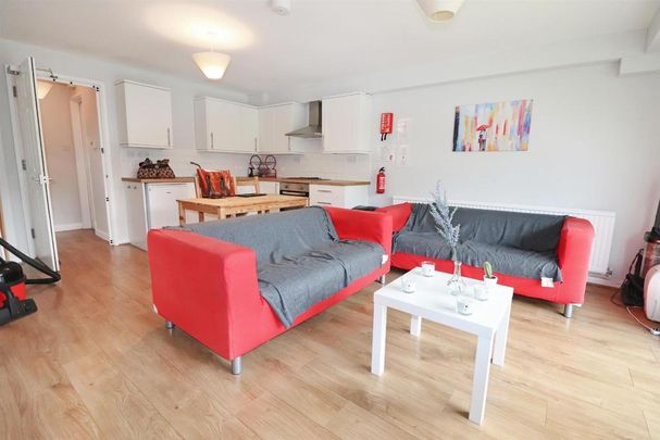 4 bedroom flat to rent - Photo 1