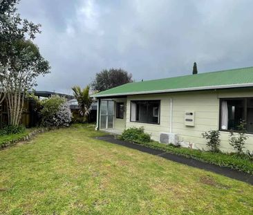 2 bedroom delight with single garage! - Photo 4