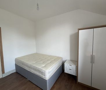 Room in a Shared Flat, Stockport Road, M12 - Photo 1