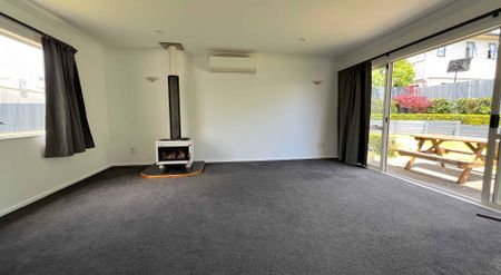 Pet friendly 4 bedroom home with 2 bathrooms - Photo 2