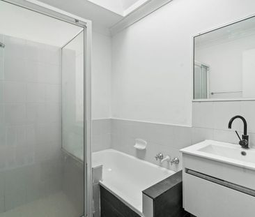 Convenient two bedroom townhouse - Photo 6