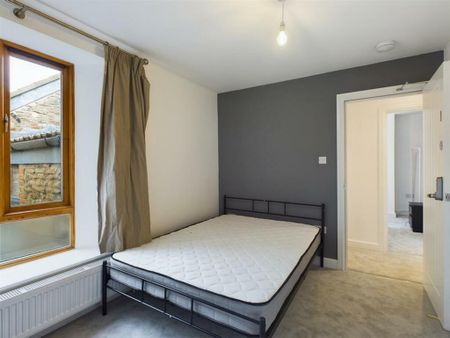 4 bedroom flat to rent - Photo 3