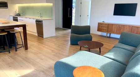 Stunning Executive Fully Furnished Family Home in Private Peaceful Location! - Photo 2