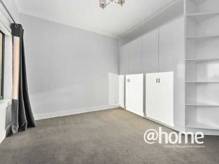 Modern Family Home - Photo 5