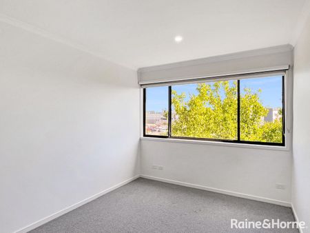 Newly Renovated 2 Bedroom Apartment In The Heart Of Gungahlin - Photo 2