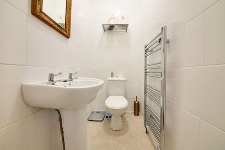 1 bedroom in a house share to rent - Photo 3