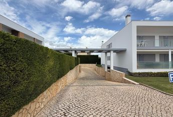 Apartamento T2 bem localizado em condomínio com piscina e garagem privada.