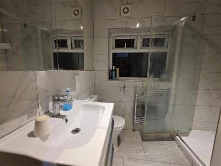 1 bedroom in a house share to rent - Photo 4