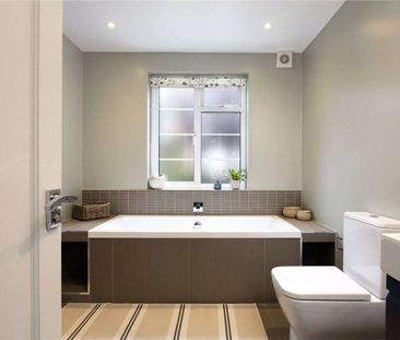 A beautiful three bedroom apartment with parking between Wimbledon ... - Photo 1