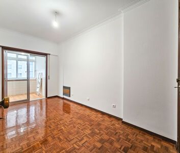 Apartamento T3 no Restelo: Luminosidade e Localização Premium para ... - Photo 2