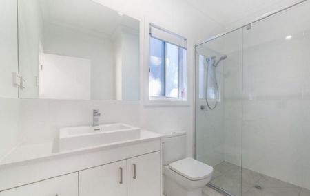 Private Family Home on a fully fenced block - Photo 4