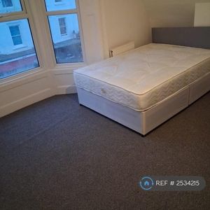 1 bedroom in a flat share to rent - Photo 3