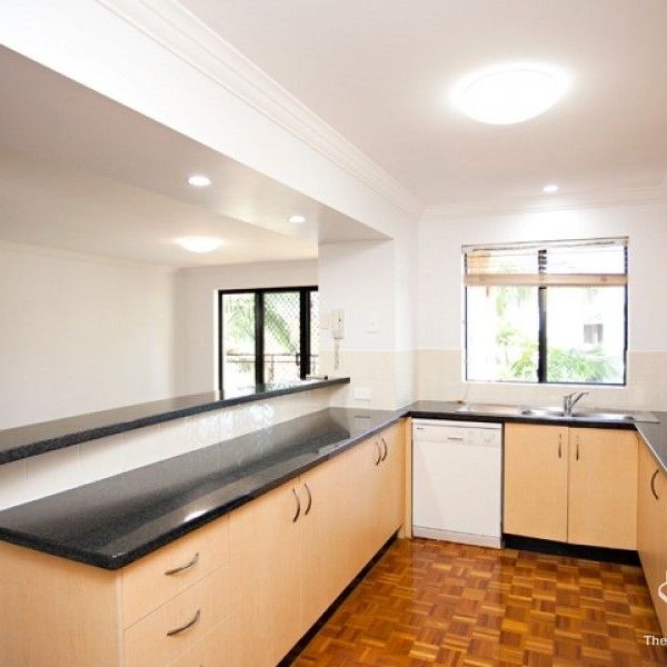 HIGHLY SOUGHT AFTER - RARELY ON THE MARKET - ENORMOUS 3 BEDS NEWLY REFURBISHED - Photo 1