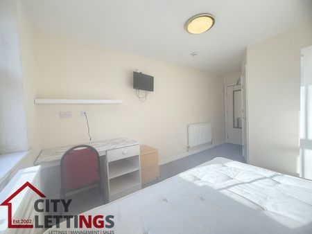 4 Bedroom Flat - Photo 3