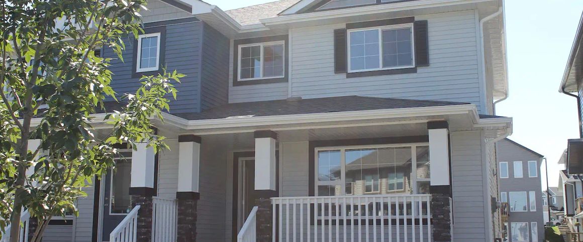 LOCATION !! 3Bed, 2.5Bath Duplex across Meadows Recreation Centre, Avail Now — 3 Bedrooms House - Photo 1