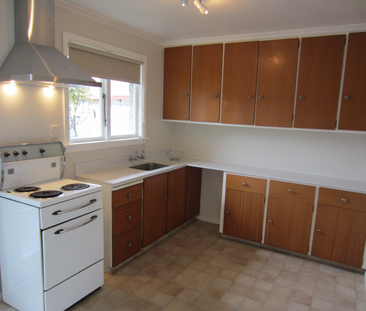 1-Bedroom Flat with Separate Kitchen and Garage - Photo 4