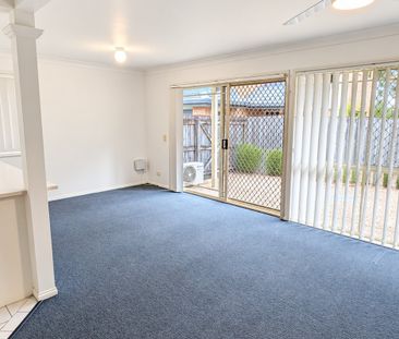 Spacious 3 Bedroom Townhouse with Air Conditioning & Lock-Up Garage - Photo 2