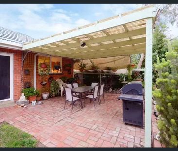 $580/w Spacious 3 Bed Family Home in Great Location - Photo 4