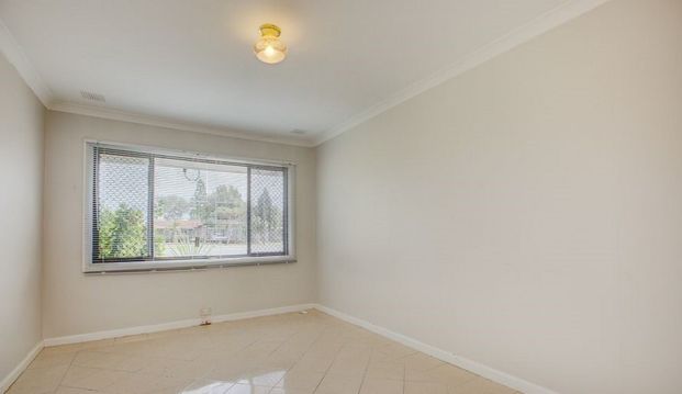 Charming 3x1 House in Ideal Location! - Photo 1