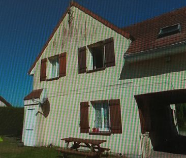 Une maison comprenant : salon avec coin cuisine aménagé, wc, 3 ch e... - Photo 1