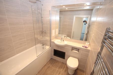 2 bedroom Apartment to let - Photo 2