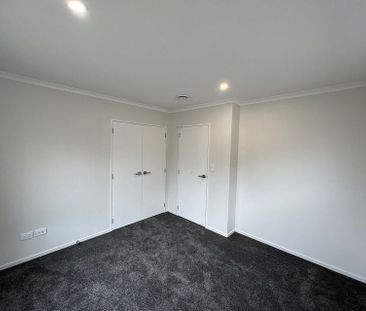 MODERN, SECURE & MINUTES TO THE AIRPORT! - Photo 3