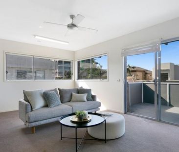 New York-Style SOHO Residence with Separate Loft in Prime Varsity L... - Photo 4