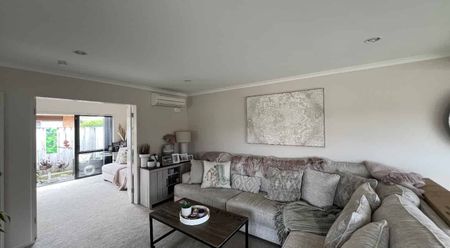 Charming Two Bedroom Residence - Photo 4