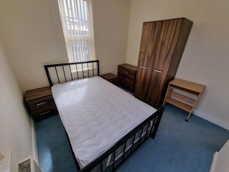 4 bedroom end of terrace house to rent - Photo 3