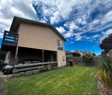 Charming 3 bedroom + Study/4th Bed Home with Water Glimpses - Photo 6