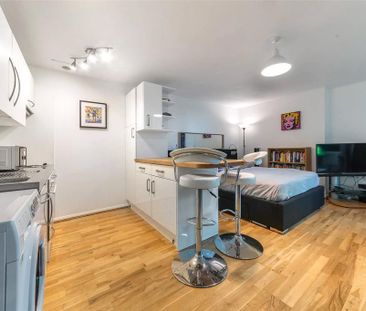 Studio to rent - Photo 1