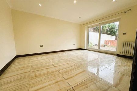 Bedroom Flat In Winton, BH9 - Photo 2
